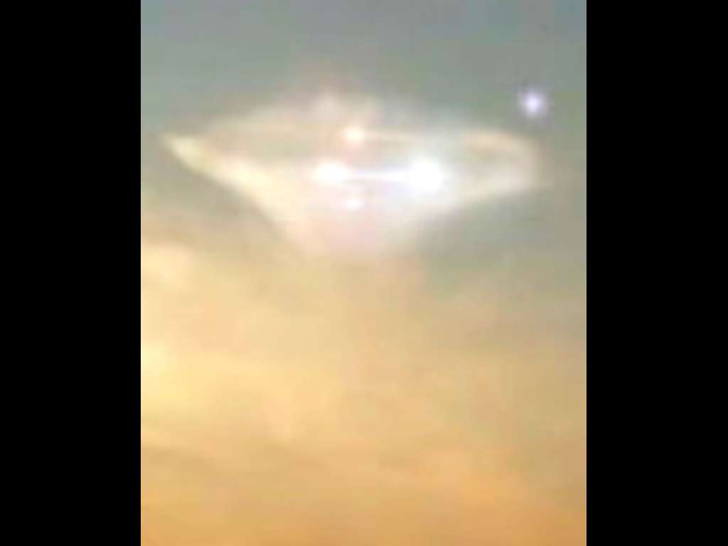 plejaden-alien-ufo-mit-orbs